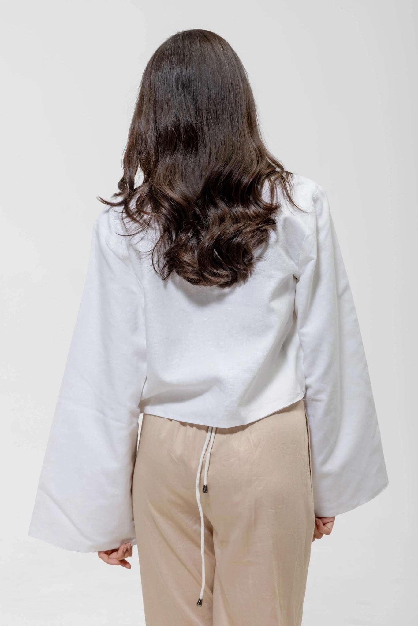 WHITE CROPPED JACKET – Detail View | QISSEY Women's Tops