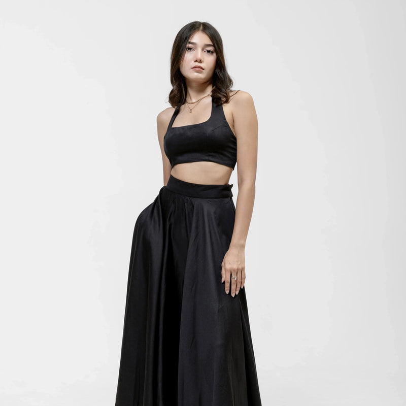 BLACK HALTER CROP TOP